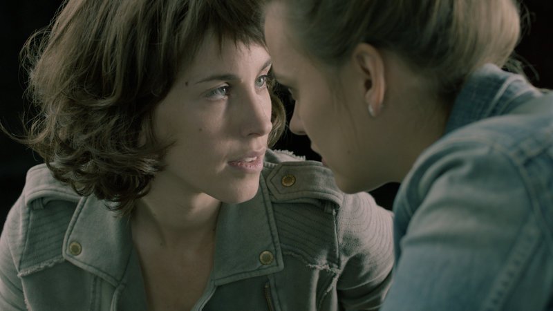 Tina (Nina Rakovec, l.) und Iben (Mia Jexen, r.) kommen sich näher. – Bild: ZDF und Simon Gaberscik