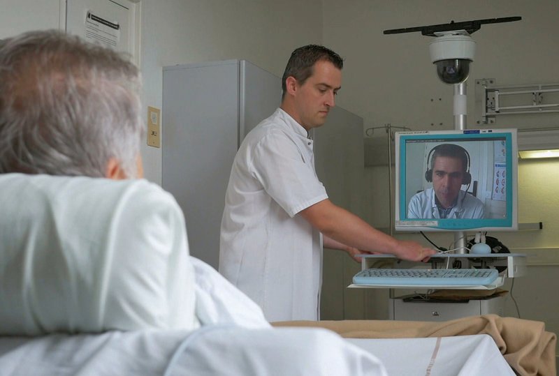 Telemedizin: In Nordfrankreich behandeln Schlaganfall-Experten weit entfernte Patienten mit modernster Technik – Bild: ZDF /​ © a&o buero