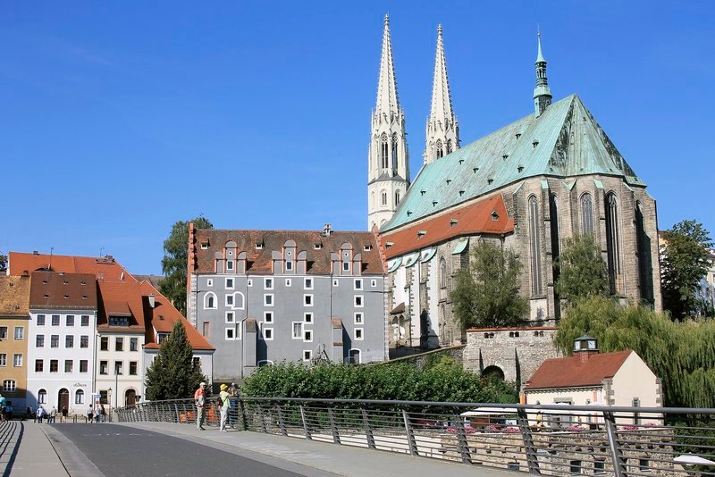 Peter und Paul und das Waidhaus. Auch diese Aufnahme wurde von der Altstadtbrücke gemacht, die sich als 80m-Bogenbrücke über die Neiße spannt. – Bild: MDR/René Römer Peter und Paul und das Waidhaus. Auch diese Aufnahme wurde von der Altstadtbrücke gemacht, die sich als 80m-Bogenbrücke über die Neiße spannt. – Bild: MDR/René Römer