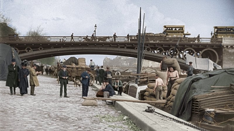 Paris ist eine Millionenstadt, die versorgt werden will. Die Güter werden von Lastschiffen über die Seine und den Canal Saint-Martin in die Hauptstadt transportiert. – Bild: ZDF und Gaumont Pathé Archives./​Gaumont Pathé Archives