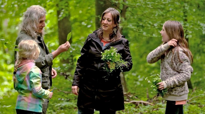 Förster Bodo Marschall geht mit seiner Familie im Wald auf Kräutersuche – Bild: phoenix/​ZDF/​Kelvinfilm GmbH/​Frank Sc