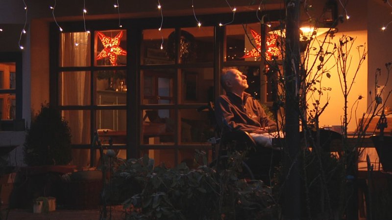 Weihnachtsstimmung: Robert vor dem Haus. – Bild: BR/​Anna Brass
