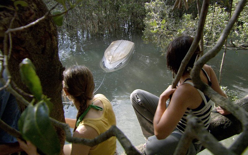 Als das Boot kentert, flüchten sich Grace (Diana Glenn) und Lee (Maeve Dermody,l.) auf einen Baum. – Bild: 3 L