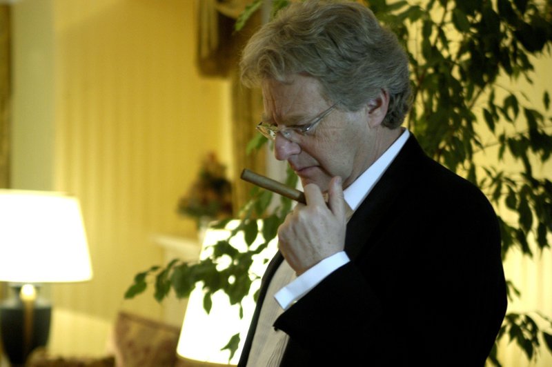 Ein geheimes Treffen mit einem weltweit gesuchten Top-Terroristen soll politische Kreise in den USA, die die Friedenspolitik ihres Präsidenten (Jerry Springer) torpedieren, zu einem entlarvenden Schritt provozieren. Ein Himmelfahrtskommando beginnt… – Bild: Puls 8 Ein geheimes Treffen mit einem weltweit gesuchten Top-Terroristen soll politische Kreise in den USA, die die Friedenspolitik ihres Präsidenten (Jerry Springer) torpedieren, zu einem entlarvenden Schritt provozieren. Ein Himmelfahrtskommando beginnt… – Bild: Puls 8