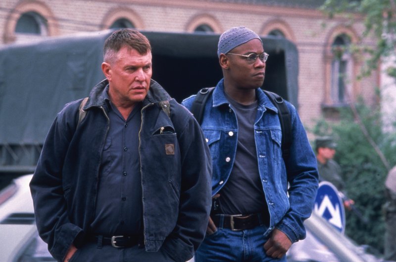 Sergeant Thomas Beckett (Tom Berenger) und sein neuer Teampartner B.J. Cole (Bokeem Woodbine) machen sich auf den Weg zu einer tödlichen Mission im Kosovo. – Bild: TV Puls