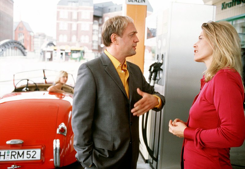 Hartmut Popp (Uwe Ochsenknecht) trifft seine Ex-Frau Sabine (Barbara Rudnik, re.) während im Auto seine neue Freundin (Eva O’Brian) wartet. – Bild: ARD Degeto