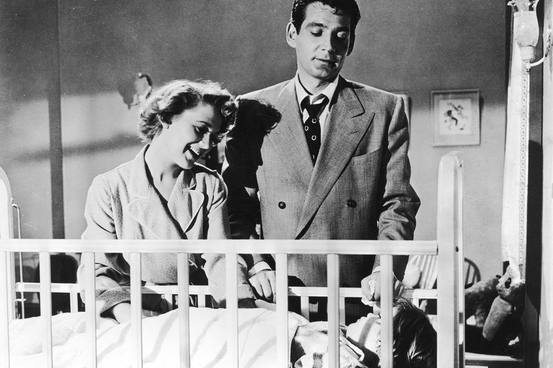 Der neurotische Mörder (Gene Barry) gibt den braven Familienvater, mit Frau (Marcia Henderson) und Kind. – Bild: ZDF /​ © 1954 Universal City Studios, Inc. Copyright Renewed. All Rights Reserved