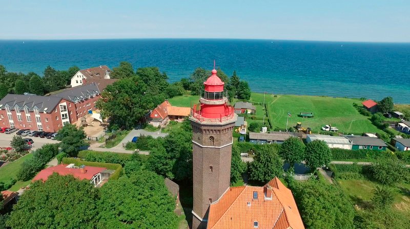 Blick auf den Leuchtturm Dahmeshöved im Ostseeheilbad Dahme. – Bild: HR/​Simone Kienast