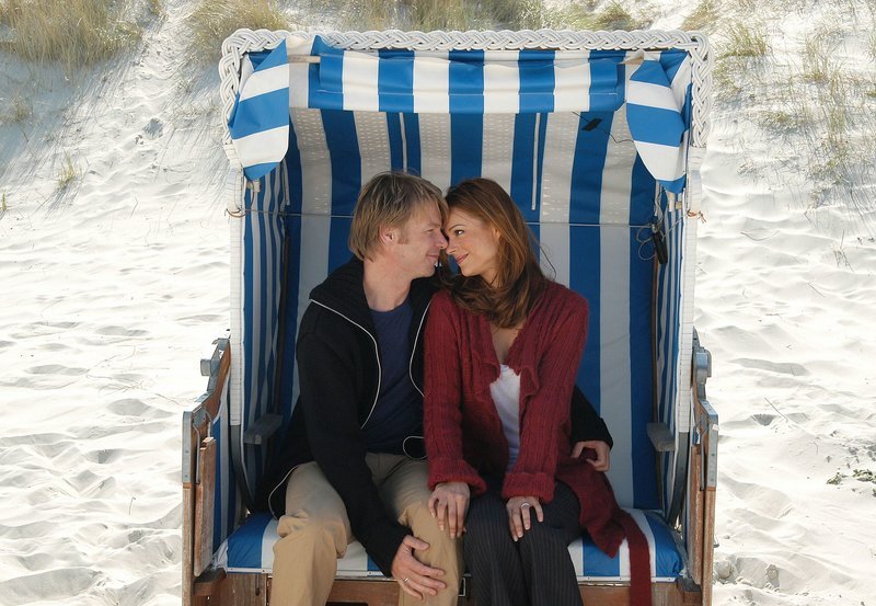 ARD FREIE FAHRT INS GLÜCK, Deutschland 2007, Regie Ariane Zeller, am Montag (28.05.12) um 16:00 Uhr im Ersten. Endlich haben Conny (Suzan Anbeh) und ihr Mann Stefan (Kai Scheve) sich ausgesprochen. – Bild: ARD Degeto/Hans-Joachim Pfeiffer ARD FREIE FAHRT INS GLÜCK, Deutschland 2007, Regie Ariane Zeller, am Montag (28.05.12) um 16:00 Uhr im Ersten. Endlich haben Conny (Suzan Anbeh) und ihr Mann Stefan (Kai Scheve) sich ausgesprochen. – Bild: ARD Degeto/Hans-Joachim Pfeiffer