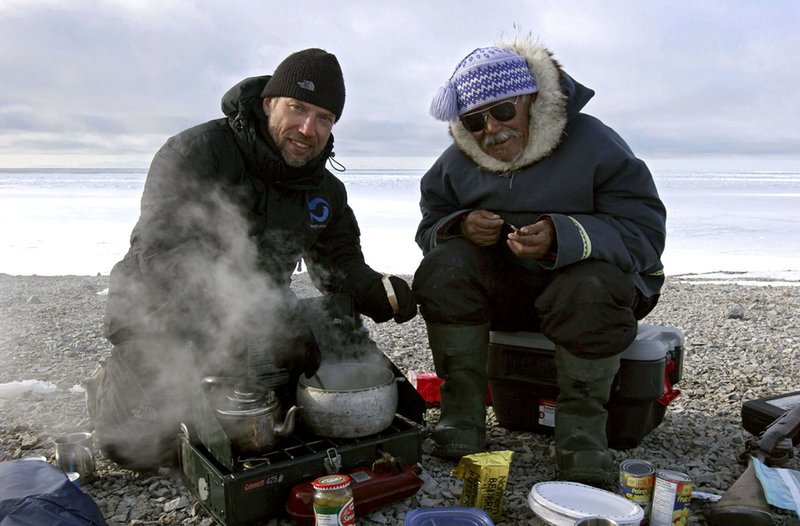 Warten auf den richtigen Moment: Tierfilmer Thomas Behrend (links) und der Inuit Ham Kadloo (rechts) wollen Eisbären bei der Robbenjagd filmen. – Bild: BR/​NDR/​Thorsten Milse