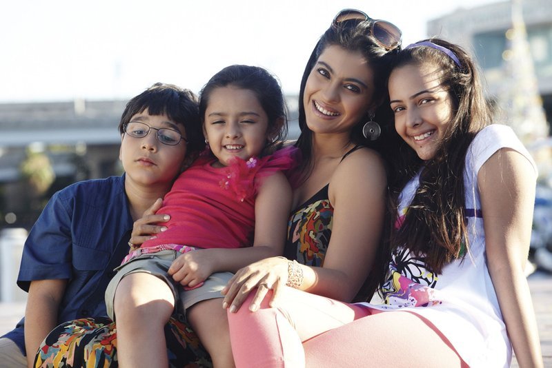 Maya (Kajol) mit ihren Kindern Aleya (Ananchal Munjal), Ankush (Nominath Ginsburg) und Anjali (Diya Sonecha). – Bild: RTL Passion