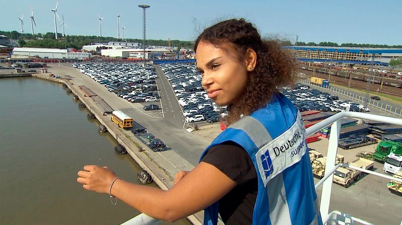 Kiara James macht einen Bordbesuch. – Bild: NDR/AZ Media TV GmbH/Franziska Voigt Kiara James macht einen Bordbesuch. – Bild: NDR/AZ Media TV GmbH/Franziska Voigt