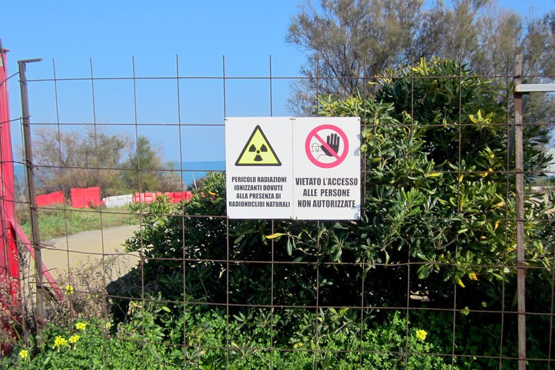 Betreten verboten! Das Gelände bei Crotone ist verseucht. – Bild: RB /​ © Christian Gramstadt