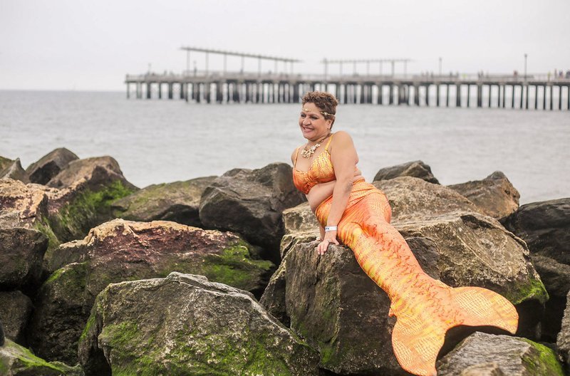 Julz Owen am Strand: Sie berichtet von ihren Erlebnissen als Transgender-Meerjungfrau und wie sie zu ihrem wahren Ich gefunden hat. – Bild: ZDF /​ © Caitlin Durlak