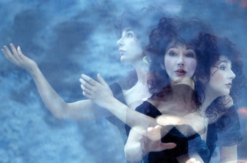 Mit der Erforschung ihrer Alpträume und Ängste entblößt Kate Bush ihre mystische Sensibilität – wie in dem faszinierenden „Waking the Witch“. Dieses mystische Element ist eigentlich die ganz traditionelle Rolle des Barden, die sie in ihrer Musik einnimmt. – Bild: arte