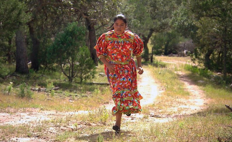 Lorena Ramirez ist Tarahumara. Sie rennt zur Zeit in Sandalen mit Sohlen aus alten Autoreifen von Erfolg zu Erfolg. Von Marathon zu Ultramarathon. Sie trainiert nicht und siegt trotzdem. Mit jedem Sieg, mit jedem Meter eröffnet Maria, ihrem Volk, den Tarahumara, ihren Frauen ganz neue Perspektiven. – Bild: SWR Lorena Ramirez ist Tarahumara. Sie rennt zur Zeit in Sandalen mit Sohlen aus alten Autoreifen von Erfolg zu Erfolg. Von Marathon zu Ultramarathon. Sie trainiert nicht und siegt trotzdem. Mit jedem Sieg, mit jedem Meter eröffnet Maria, ihrem Volk, den Tarahumara, ihren Frauen ganz neue Perspektiven. – Bild: SWR