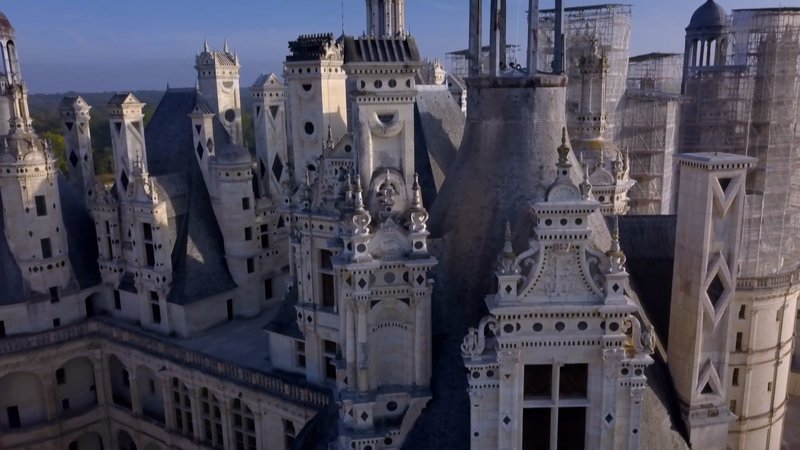 Chambord gehört zu den größten und majestätischsten Schlössern Frankreichs. Das riesige Schloss, inmitten einer Sumpflandschaft, sollte vor allem die Macht von König Franz I. demonstrieren – er verbrachte gerade einmal 50 Tage hier. – Bild: ZDF und Edward Helles./​Edward Helles