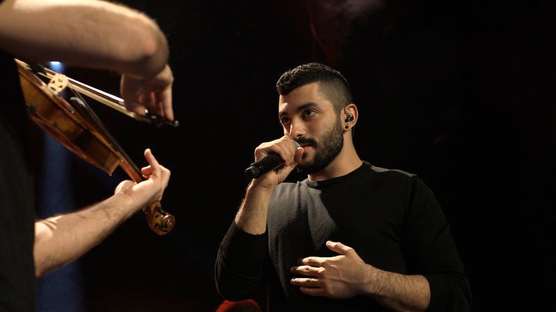 Hamed Sinno ist der offen homosexuelle Frontsänger der libanesischen Popband Mashrou Leila, die für viele als die Band des Arabischen Frühlings gilt. – Bild: rbb /​ © Alexander Gheorghiu