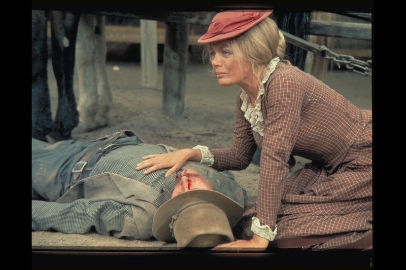 Laura Shelby (Sheree North, r.) – Bild: 1971 Metro-Goldwyn-Mayer Studios Inc. All Rights Reserved. Lizenzbild frei Laura Shelby (Sheree North, r.) – Bild: 1971 Metro-Goldwyn-Mayer Studios Inc. All Rights Reserved. Lizenzbild frei