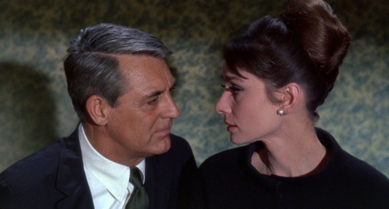 Reggie Lampert (Audrey Hepburn) weiß nicht so recht, woran sie bei Peter Joshua (Cary Grant) ist. – Bild: ZDF und © 1963 Universal Pictures