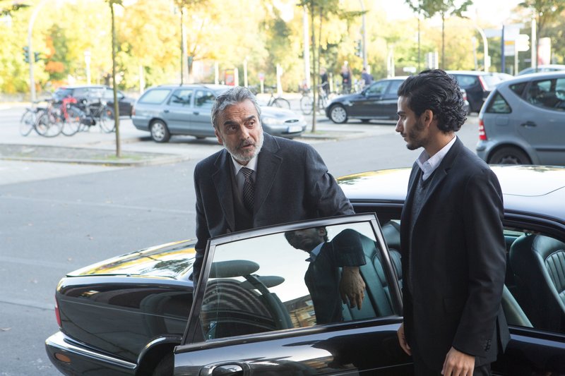 Im Visier: Dr. Faisal Abdullah (Homayoun Ershadi) und sein Sohn Jamal (Mehdi Dehbi). – Bild: ORF Im Visier: Dr. Faisal Abdullah (Homayoun Ershadi) und sein Sohn Jamal (Mehdi Dehbi). – Bild: ORF