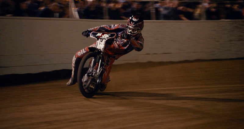 Speedway racers have to slide sideways in order to take a turn with no breaks at the Costa Mesa Speedway in California. – Bild: Servus TV