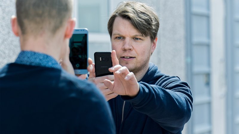 Zielscheibe: iPhone Samuli Nyttymäki als Max, Hannes Suominen als Arto SRF/​magnetfilm – Bild: SRF2