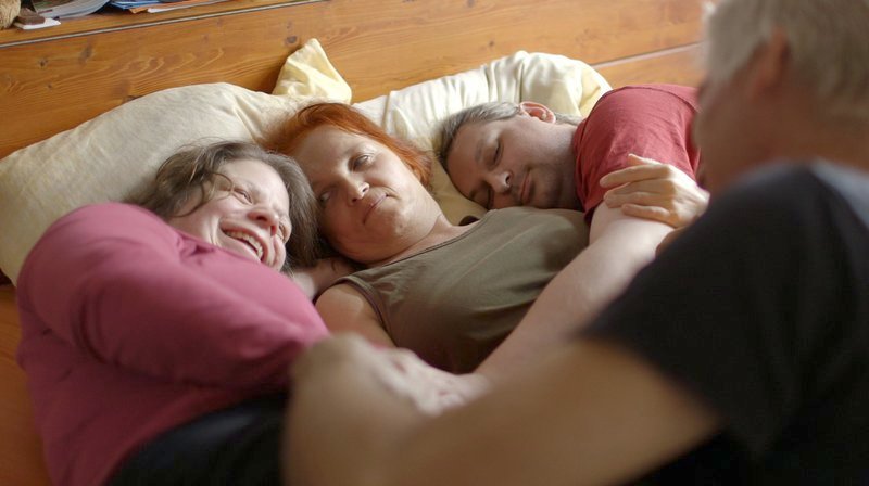 Susanne hat zwischenzeitlich zu drei Männern eine Liebesbeziehung .v.l.n.r. Susanne, Karin und Holger. Im Vordergrund ist Rainer. – Bild: WDR