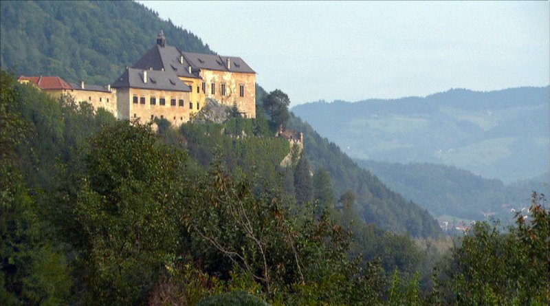 Burg Rabenstein erhebt sich einen Kilometer südlich von Frohnleiten und wurde vom Grazer Unternehmer Peter Hochegger gekauft und renoviert. – Bild: ORF