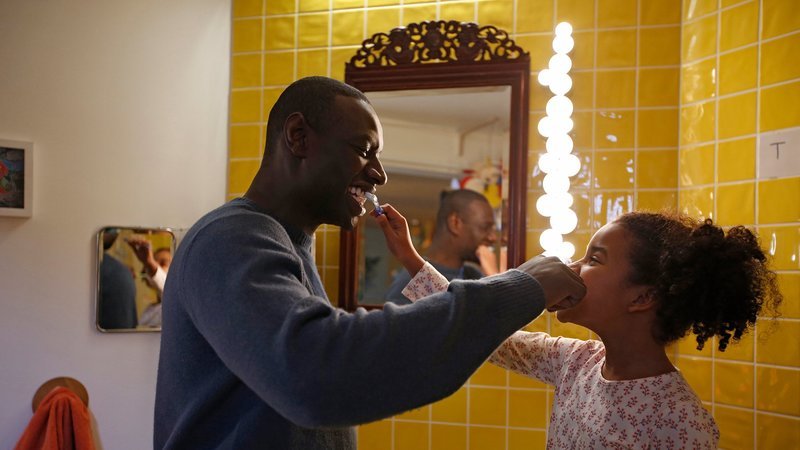 Plötzlich Papa Übung macht den Vater: Omar Sy als Samuel, Gloria Colston als Gloria Copyright: SRF/​Julien Panie – Bild: SRF/​Julien Panie