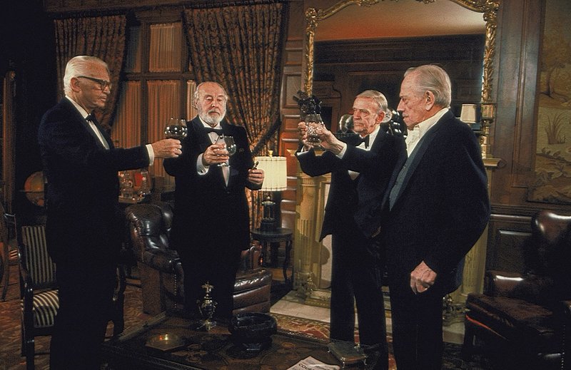 Die "Chowder Society" (v.l.n.r.: Douglas Fairbanks, John Houseman, Fred Astaire, Melvyn Douglas)verbindet mehr als nur die Leidenschaft für Gänsehaut-Literatur: Ein düsteres Geheimnis verfolgt sie seit Jahrzehnten ... – Bild: 1981 Universal City Studios, Inc. All Rights Reserved. Lizenzbild frei Die "Chowder Society" (v.l.n.r.: Douglas Fairbanks, John Houseman, Fred Astaire, Melvyn Douglas)verbindet mehr als nur die Leidenschaft für Gänsehaut-Literatur: Ein düsteres Geheimnis verfolgt sie seit Jahrzehnten ... – Bild: 1981 Universal City Studios, Inc. All Rights Reserved. Lizenzbild frei