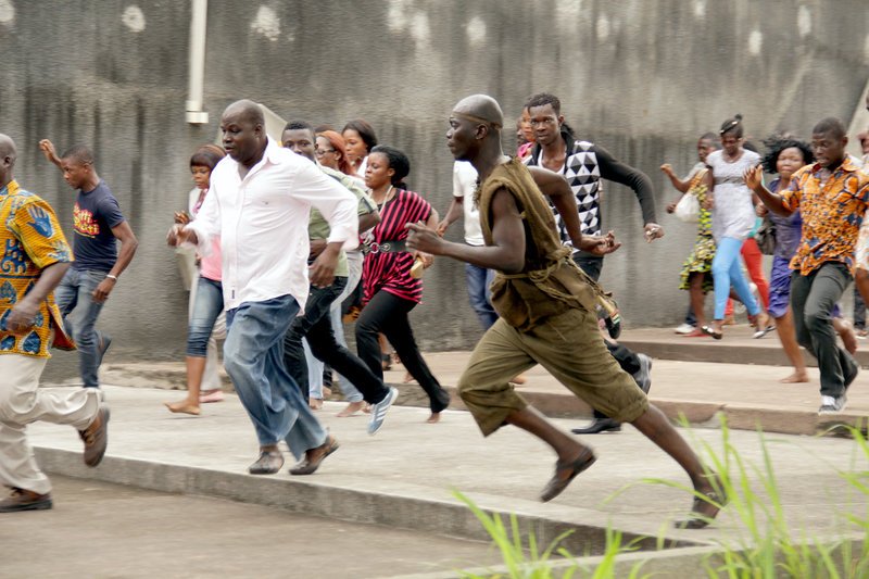 Run (Abdoul Karim Konaté) rennt um sein Leben. – Bild: ARTE France /​ © Banshee Films