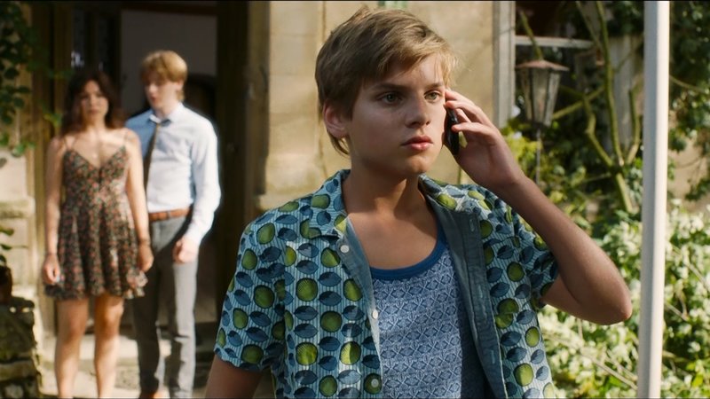 Der zwölfjährige Kos (Julian Ras) muss plötzlich mit seinen Schwestern die Leitung des Familienhotels ĂĽbernehmen. – Bild: MDR/Kaap Holland Film Der zwölfjährige Kos (Julian Ras) muss plötzlich mit seinen Schwestern die Leitung des Familienhotels ĂĽbernehmen. – Bild: MDR/Kaap Holland Film