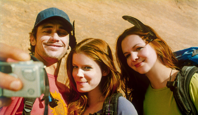 James Franco (Aron Ralston), Kate Mara (Kristi), Amber Tamblyn (Megan). – Bild: ORF James Franco (Aron Ralston), Kate Mara (Kristi), Amber Tamblyn (Megan). – Bild: ORF