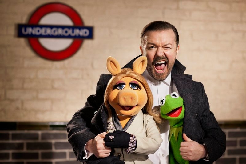 Das große Comeback der Muppet-Show steht bevor. Und das haben Miss Piggy und Kermit dem Tourmanager Dominic Bösewicht (Ricky Gervais) zu verdanken. In ihrer Freude auf eine grandiose Welttournee ahnen sie nicht, dass dieser bösartige Absichten hat. – Bild: RTL /​ ©Disney Enterprises,