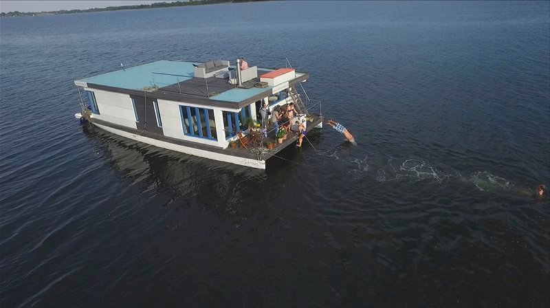 Unterwegs sein, ankern und einfach ins Wasser springen. Der perfekte Tag auf einem Hausboot. – Bild: NDR/JOKER PICTURES GmbH Unterwegs sein, ankern und einfach ins Wasser springen. Der perfekte Tag auf einem Hausboot. – Bild: NDR/JOKER PICTURES GmbH