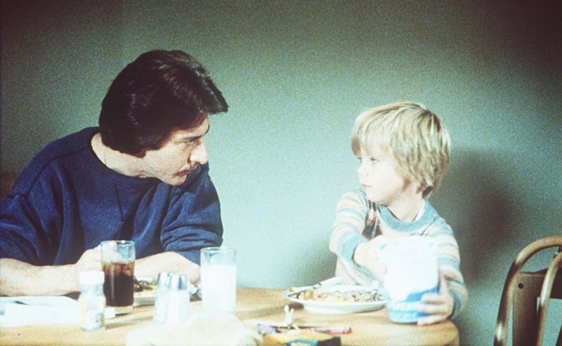 Ted (Dustin Hoffman, l.) verwandelt sich von einem berufsfixierten Karrieremann in einen verständnisvollen Vater und kümmert sich rührend um seinen Sohn Billy (Justin Henry, r.) … – Bild: Columbia Pictures Lizenzbild frei