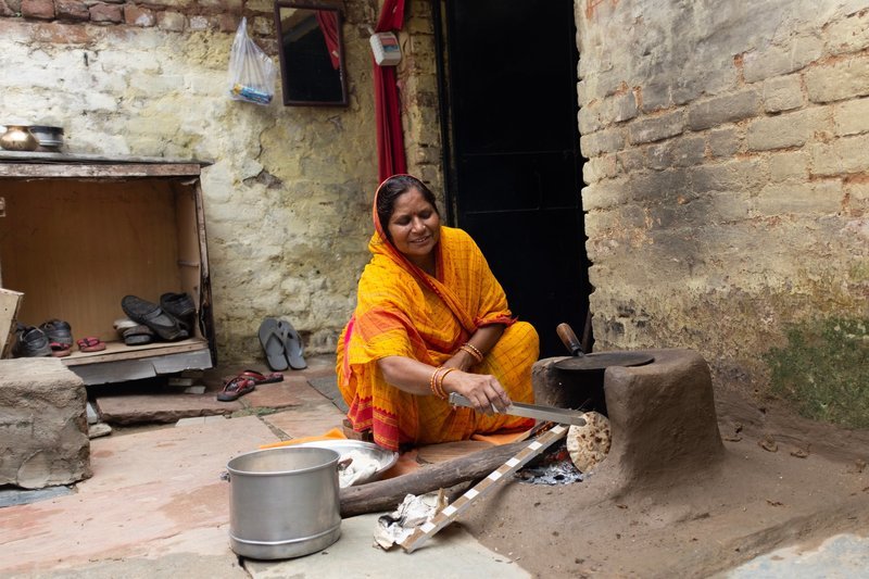 Indien: Rajani kocht mit Holz. Kleinfeuer sind weltweit die größten Verursacher von Feinstaub. – Bild: ZDF und Labo M GmbH/​Chris Caliman.