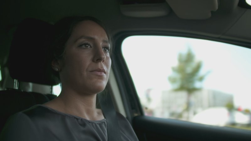 Streifenpolizistin und Buchautorin Tania Kambouri fürchtet, dass die Polizei die Hoheit auf den Straßen verliert. – Bild: ZDF und Harald Schmuck