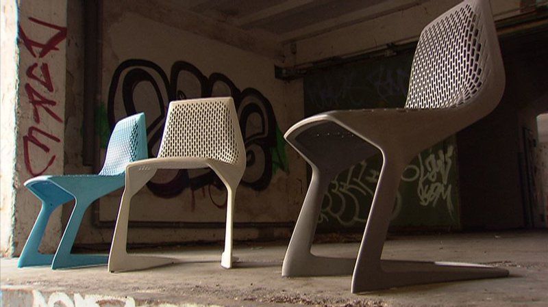 Seine Designstücke haben ihn weltberühmt gemacht. Konstantin Grcic gehört zu den führenden Designern der Gegenwart. Seine Produkte, die Lampe „Mayday“ oder sein „Chair One“ sind aus der heutigen Designlandschaft nicht mehr wegzudenken. Manche bezeichnen seine Produkte als Kunst. Grcic selbst definiert sich als Industriedesigner, dessen Produkte in Serie gehen – egal ob fünf- oder fünfzigtausend Mal. Im Bild: Stühle „Myto“. – Bild: BR