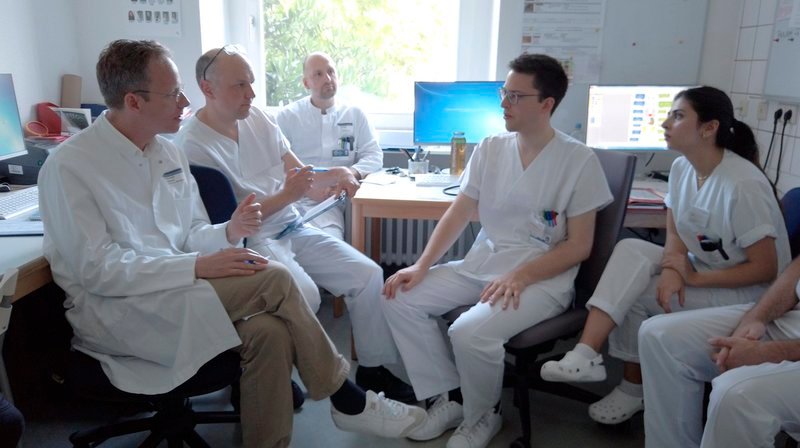 An der Uniklinik Heidelberg lernen Medizinstudenten und Pflegeschüler gemeinsam, respektvoll und verständlich mit Patienten zu sprechen – Bild: WDR An der Uniklinik Heidelberg lernen Medizinstudenten und Pflegeschüler gemeinsam, respektvoll und verständlich mit Patienten zu sprechen – Bild: WDR