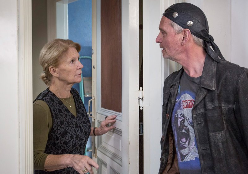 Der entnervte Mark Brodersen (Hans-Uwe Bauer) sucht in seiner Nachbarin Maria (Christiane Hörbiger) eine Verbündete. – Bild: ORF Der entnervte Mark Brodersen (Hans-Uwe Bauer) sucht in seiner Nachbarin Maria (Christiane Hörbiger) eine Verbündete. – Bild: ORF