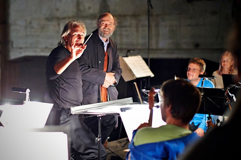 Arvo Pärt (2.v.l.) mit dem estnischen Dirigenten Tõnu Kaljuste (li.) – Bild: WDR /​ © Kaupo Kikkas