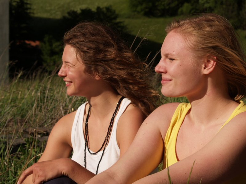Von links: Kati (Anna Maria Sturm) und Jo (Rosalie Thomass) genießen ihre Reise. – Bild: BR/​Meike Birck