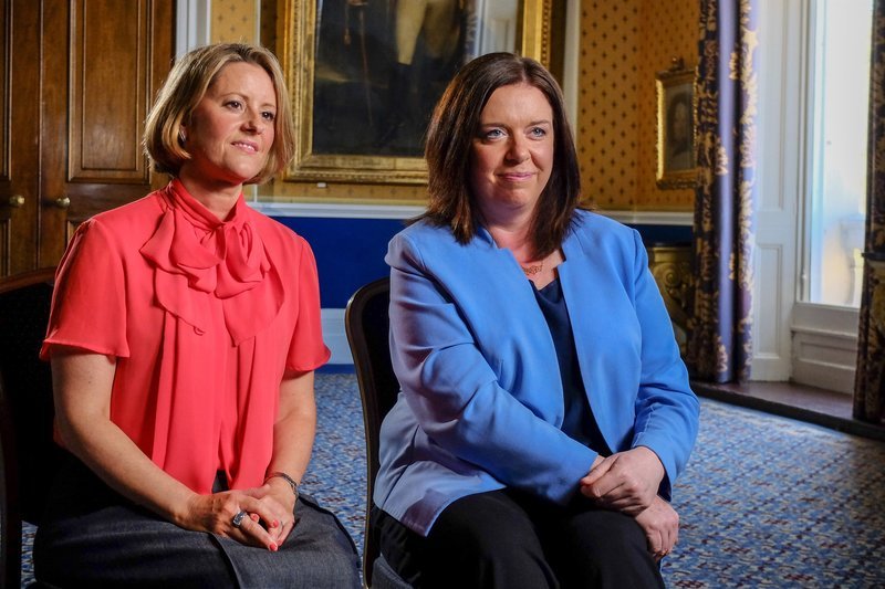 BBC Royal Correspondents, Sarah Campbell (left) and Daniela Relph (right) – Bild: ORF