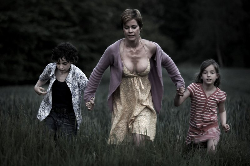 Pernille (Lene Nystrøm) flüchtet mit ihren Kindern (Fanny Bornedal, Jacob Ottensten) vor dem wütenden Mob. – Bild: ARD Degeto