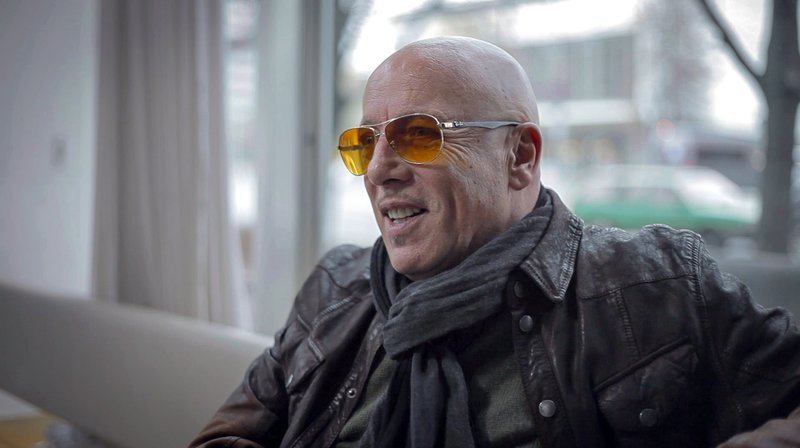 rbb Fernsehen, Der Zirkeltag im rbb, MEIN BERLIN ’Äì 28 JAHRE MIT UND OHNE MAUER, „Film von Torsten Striegnitz und Simone Dobmeier“, am Montag (05.02.18) um 20:15 Uhr. Toni Krahl „Die Stadt war wie eine Hafenstadt, die Mauer war das Meer“. ¬© rbb/Falco Seliger, honorarfrei – Verwendung gem√§√ü der AGB im engen inhaltlichen, redaktionellen Zusammenhang mit genannter rbb-Sendung bei Nennung „Bild: rbb/Falco Seliger“ (S2+). rbb Presse & Information, Masurenallee 8–14, 14057 Berlin, Tel: 030/97 99 3–12118 oder -12116, pressefoto@rbb-online.de – Bild: rbb/Falco Seliger rbb Fernsehen, Der Zirkeltag im rbb, MEIN BERLIN ’Äì 28 JAHRE MIT UND OHNE MAUER, „Film von Torsten Striegnitz und Simone Dobmeier“, am Montag (05.02.18) um 20:15 Uhr. Toni Krahl „Die Stadt war wie eine Hafenstadt, die Mauer war das Meer“. ¬© rbb/Falco Seliger, honorarfrei – Verwendung gem√§√ü der AGB im engen inhaltlichen, redaktionellen Zusammenhang mit genannter rbb-Sendung bei Nennung „Bild: rbb/Falco Seliger“ (S2+). rbb Presse & Information, Masurenallee 8–14, 14057 Berlin, Tel: 030/97 99 3–12118 oder -12116, pressefoto@rbb-online.de – Bild: rbb/Falco Seliger