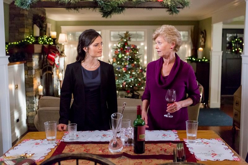 Christina (Danica McKellar, l.) führt mit Nana Grace (Colleen Winton) ein Gespräch über die wirklich wichtigen Dinge im Leben … – Bild: MG RTL D /​ © 2016 Perfect