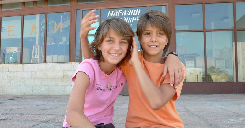 Vici (li.) und Vivi (re.) aus Bulgarien sind unzertrennbare Freundinnen. – Bild: WDR /​ © Antje Starost Film Produktion