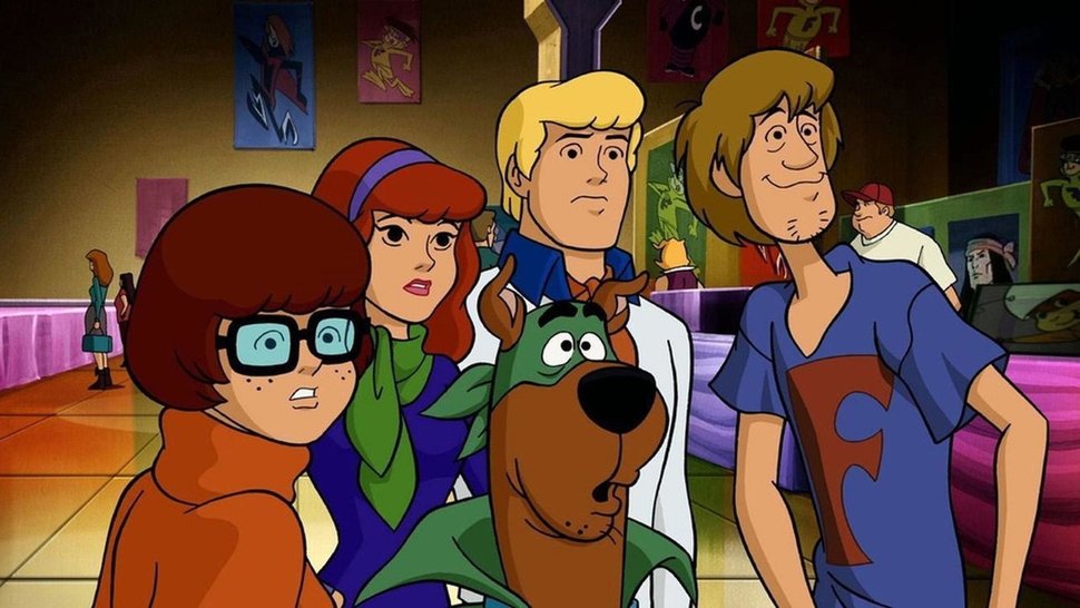 Als ein Schurke aus der aktuellen Serie um den Blauen Falken anfängt, die Comic-Convention zu terrorisieren, müssen Scooby-Doo (vorne) und seine Freunde (v.li.: Velma, Daphne, Fred und Shaggy) handeln. – Bild: PLURIMEDIA (Warner Bros)